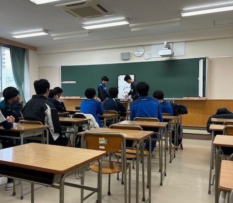 ① (002)